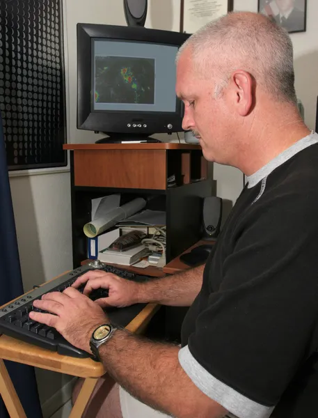 Bilgisayar başında meteoroloji uzmanı — Stok fotoğraf