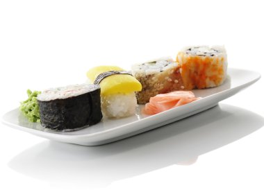 Beyaz bir tabak üzerinde Sushi