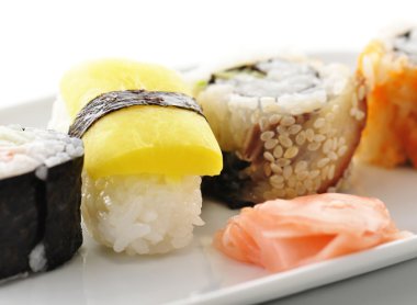 Beyaz bir tabak üzerinde Sushi