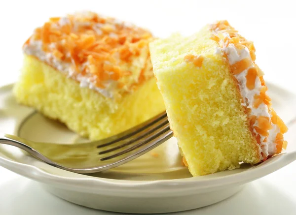 Frischer Kuchen auf einem Teller — Stockfoto