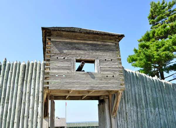 Altes hölzernes Fort mit Kanonen — Stockfoto