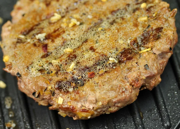 Hamburger op een grill — Stockfoto