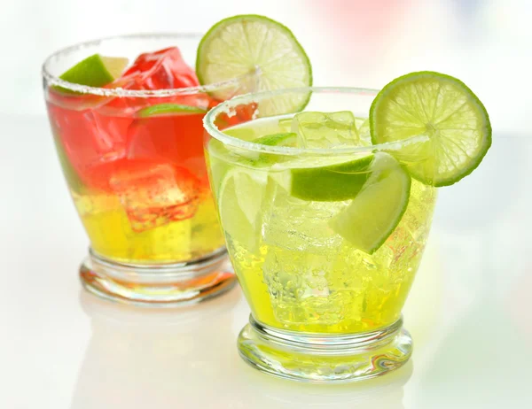 Cocktails met ijs en kalk — Stockfoto