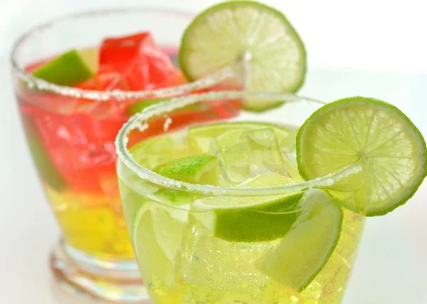 Cocktails mit Eis und Limette — Stockfoto