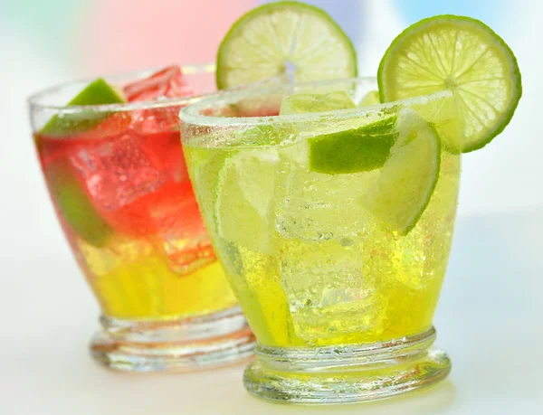 Cocktails met ijs en kalk — Stockfoto
