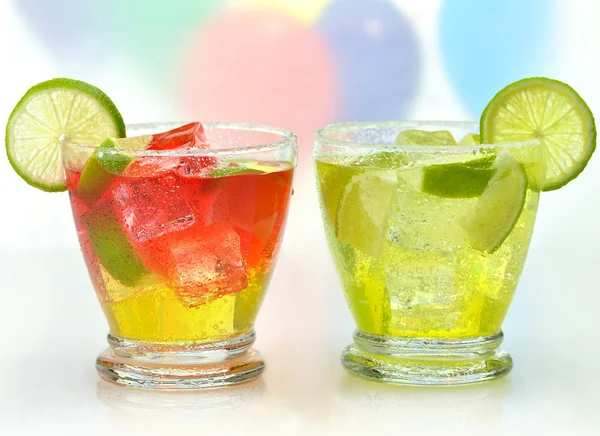 Cocktails mit Eis und Limette — Stockfoto