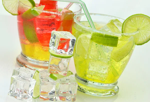 Cocktails de frutas com cubos de gelo — Fotografia de Stock