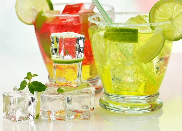 Fruit cocktails met ijsblokjes — Stockfoto