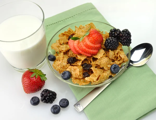 Healthy breakfast with bran and raisin cereal — Stock Photo, Image
