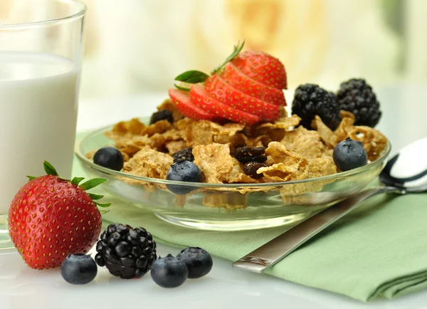 Healthy breakfast with bran and raisin cereal — Stock Photo, Image