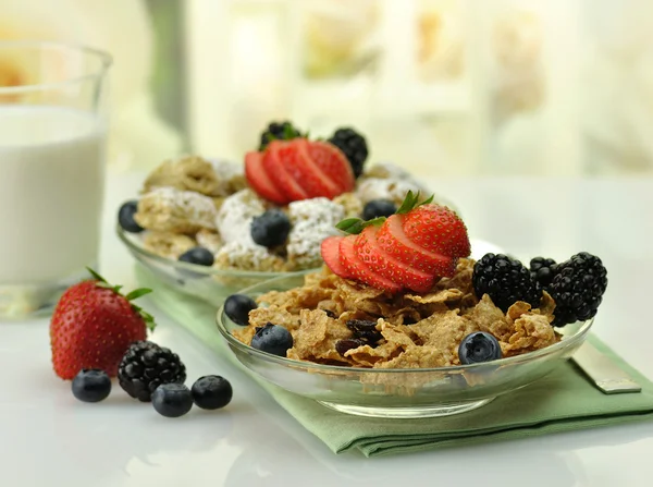 Healthy breakfast with cereal and fruits — Stock Photo, Image