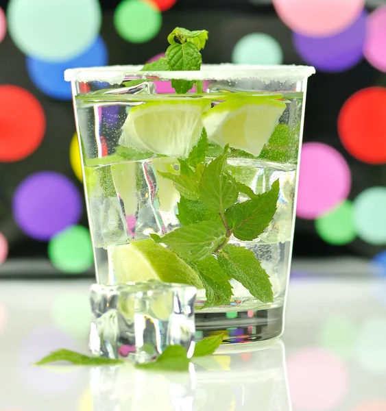 Kall dryck med lime och mynta — Stockfoto
