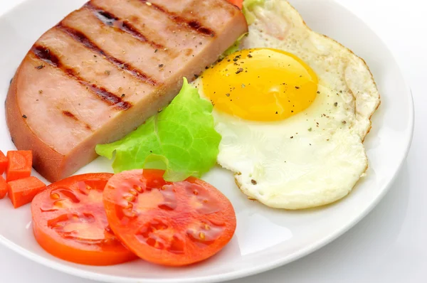 烤的火腿蛋和蔬菜切片 — Stockfoto
