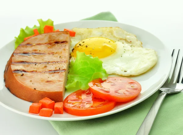 Plátky šunka s vejcem a zeleninou — Stock fotografie