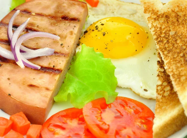 계란과 야채와 구운된 햄 슬라이스 — 스톡 사진