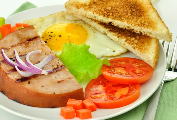 Sliced grilled ham with egg and vegetables — Stock Photo, Image