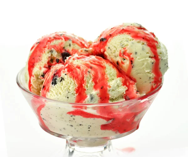 Cookies' ice cream with strawberry topping — Stock Photo, Image