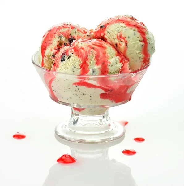イチゴのトッピングが付いてクッキー アイス クリーム — ストック写真