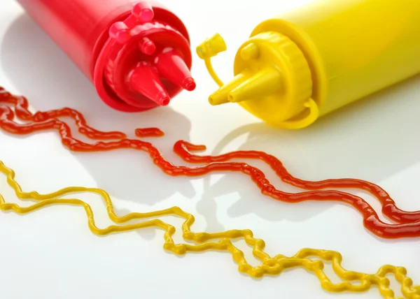 Bouteilles de ketchup et de moutarde . — Photo