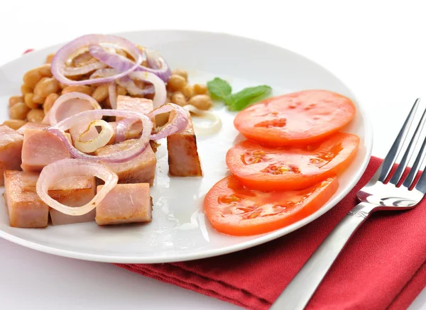 Fasulye ve domates ile jambon — Stok fotoğraf