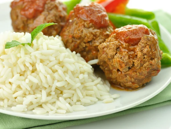 Vlees ballen met rijst en groenten — Stockfoto