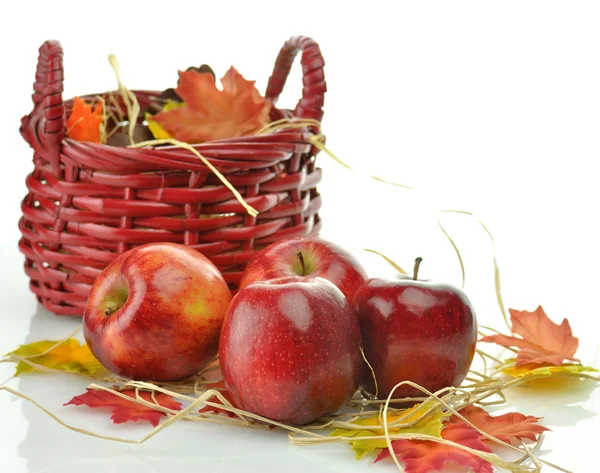Червоні яблука та дерев'яний кошик — стокове фото
