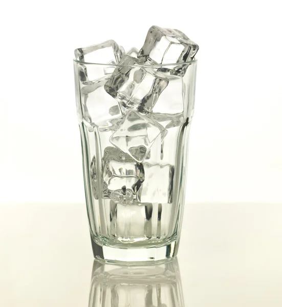 アイス キューブと空のグラス — ストック写真