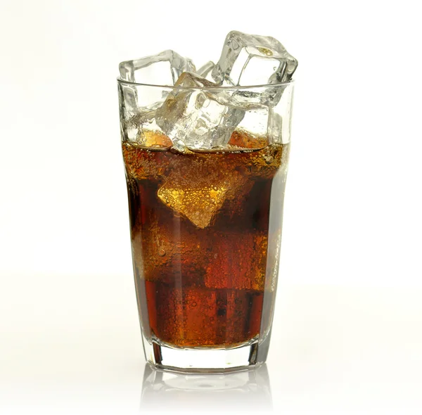 Cola med isbitar — Stockfoto
