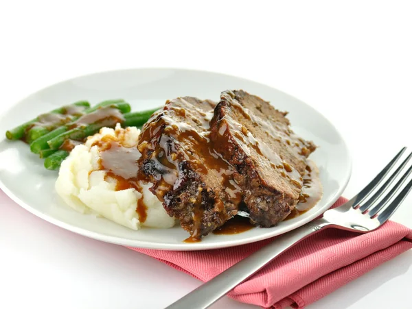 Meat loaf with mashed potatoes and green beans — Stock Photo, Image