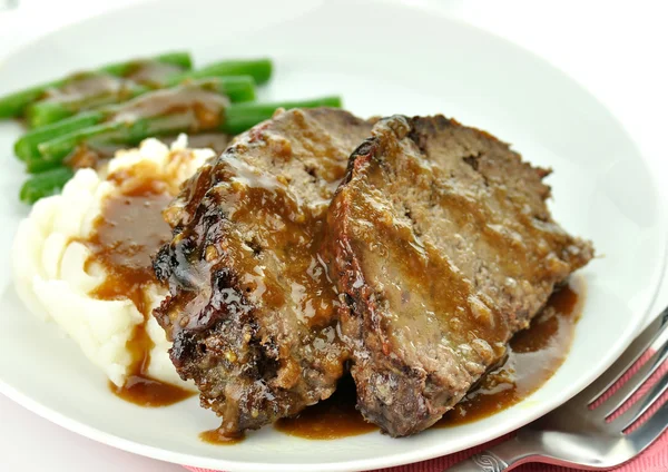 Meat loaf with mashed potatoes and green beans — Stock Photo, Image