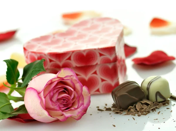 Pink rose and gift box — Stock Photo, Image