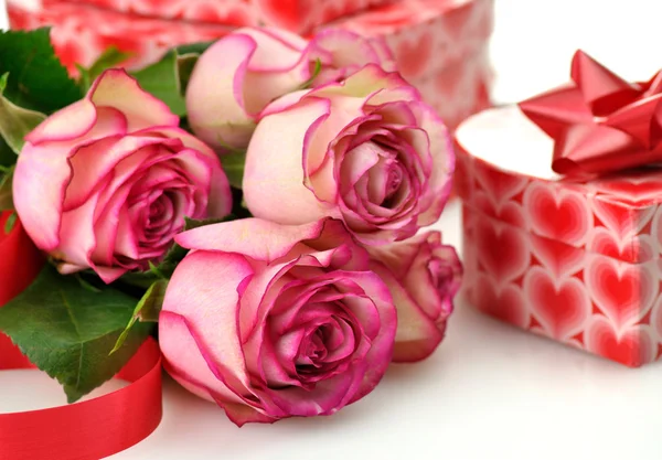 Rosa rosas e caixa de presente — Fotografia de Stock