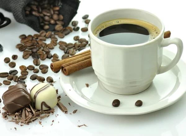 Kopje koffie en chocolade snoepjes — Stockfoto