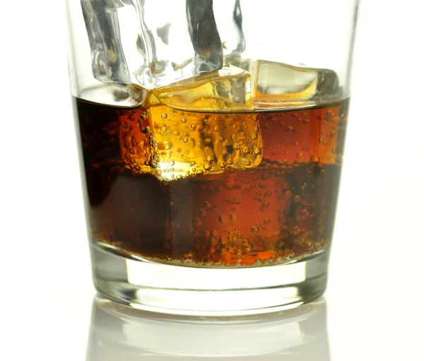 Glas av cola med isbitar — Stockfoto