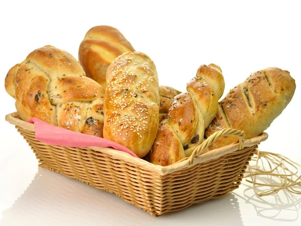 Ψωμί κατάταξη σε ένα καλάθι — Φωτογραφία Αρχείου