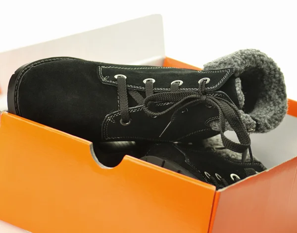 Θηλυκό νέες μαύρες μπότες σε ένα κουτί — Φωτογραφία Αρχείου
