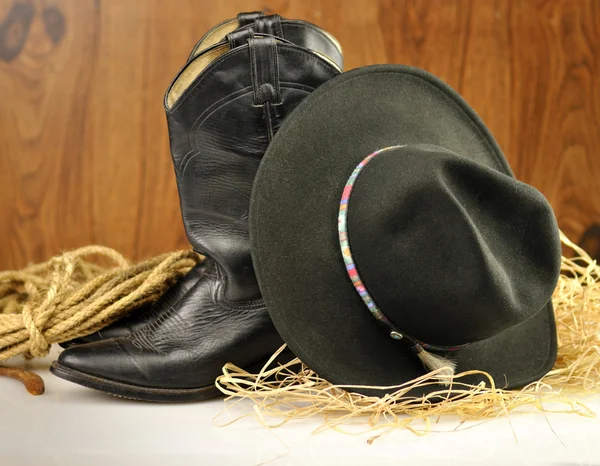 Schwarzer Cowboyhut und Stiefel — Stockfoto