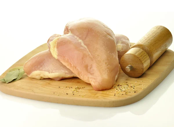 Сире м'ясо курячих грудок — стокове фото