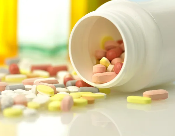 Garrafas de medicamentos e comprimidos de perto — Fotografia de Stock