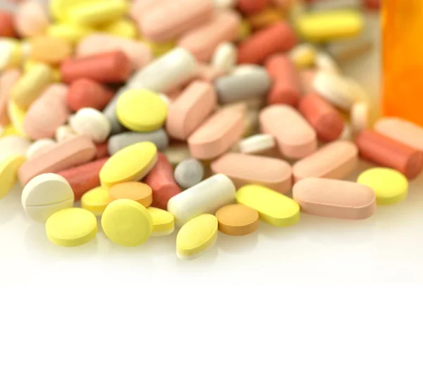 Medycyna butelek i tabletki z bliska — Zdjęcie stockowe