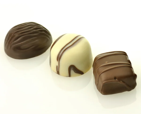 Doces de chocolate branco e escuro — Fotografia de Stock
