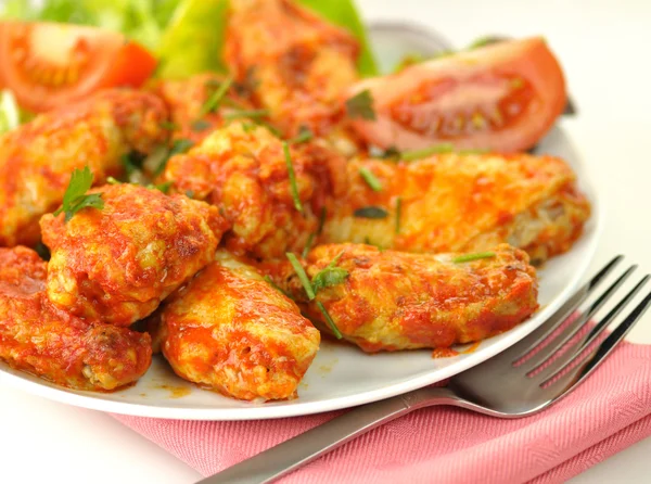 Hot chicken wings with salad — Stock Photo, Image
