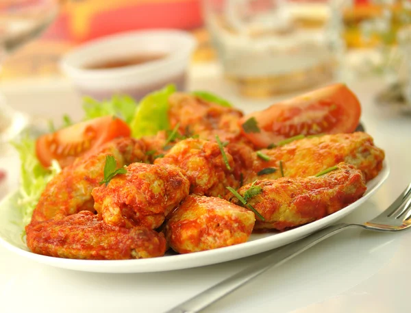 Heiße Chicken Wings mit Salat — Stockfoto