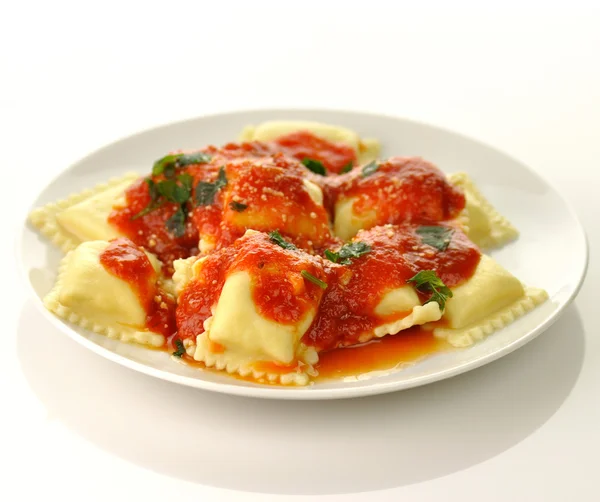 Pasta Ravioli con salsa de tomate rojo —  Fotos de Stock