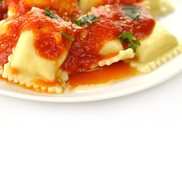 Ravioli pasta med röd tomatsås — Stockfoto