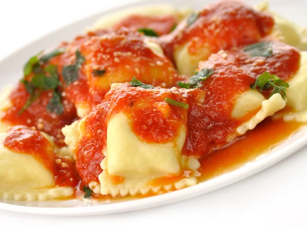Ravioli pasta met rode tomatensaus — Stockfoto