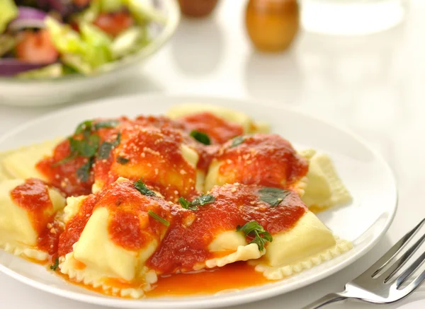 Pasta Ravioli con salsa de tomate rojo — Foto de Stock