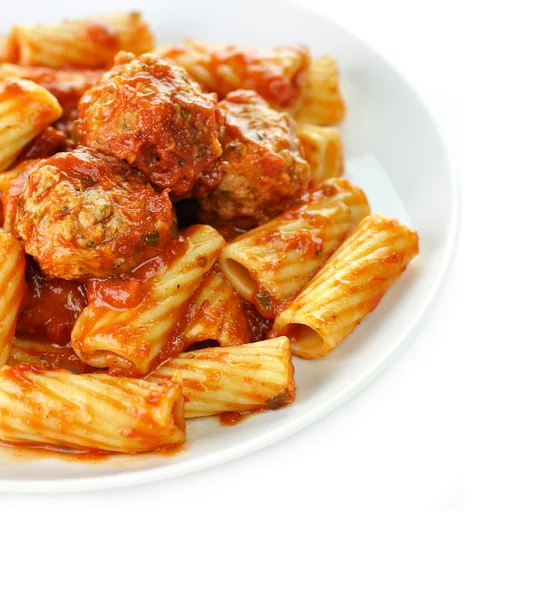 Rigatoni med tomatsås och köttbullar. — Stockfoto