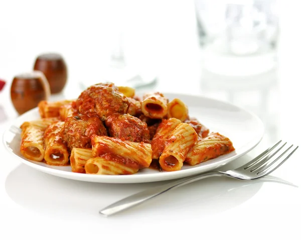 Rigatoni domates sosu ve köfte. — Stok fotoğraf