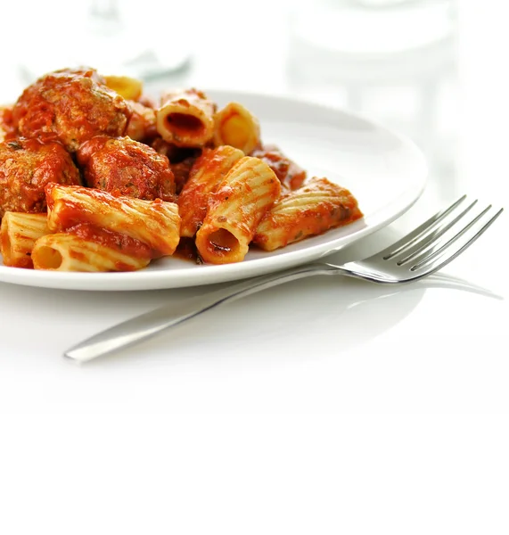 Rigatoni domates sosu ve köfte. — Stok fotoğraf